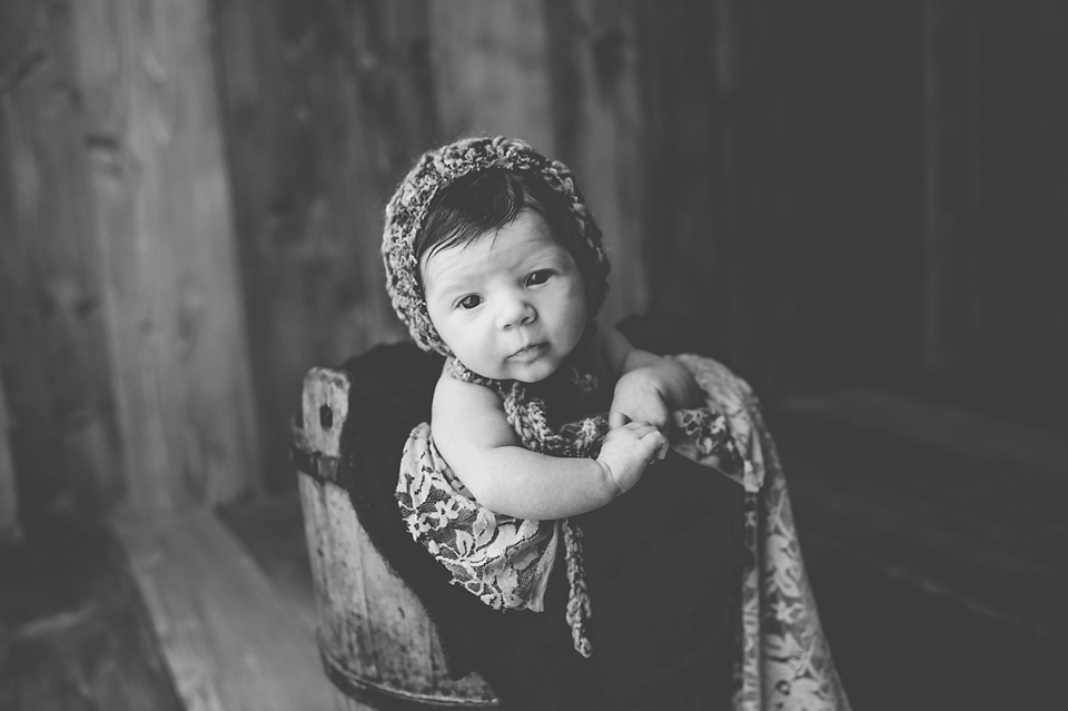 baby-girl-photographer-newborn-poppy-black-and-white