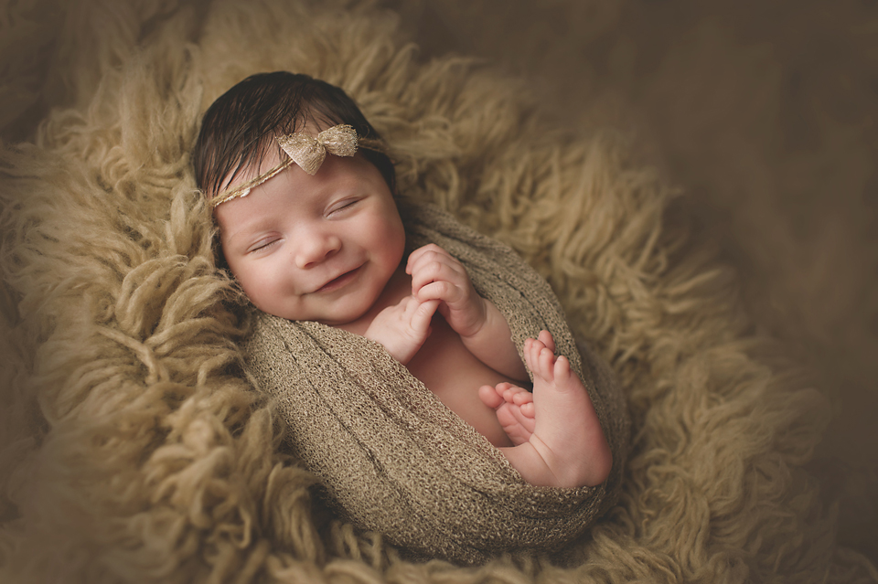 baby-girl-photographer-newborn-poppy-smiling