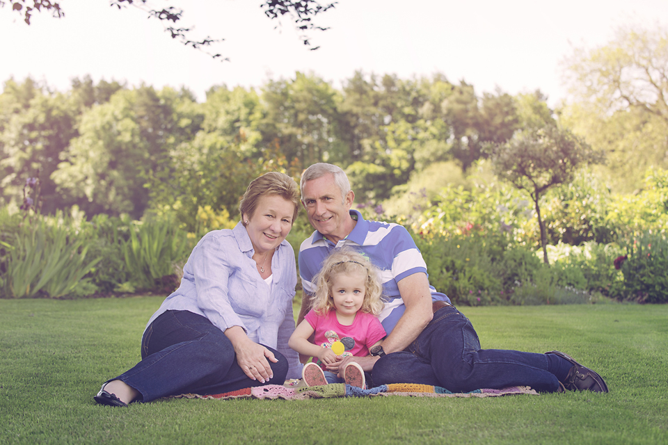 family-photo-shoot-grandparents-miskin-lorna-knightingale