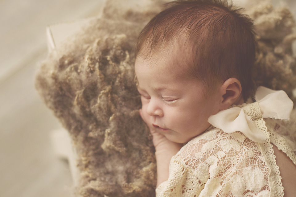 baby-girl-newborn-photography-Lorna-Knightingale