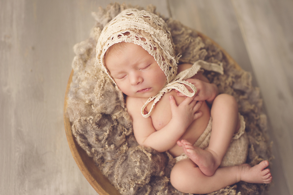 baby-girl-photography-by-lorna-knightingale-pheobein-lace