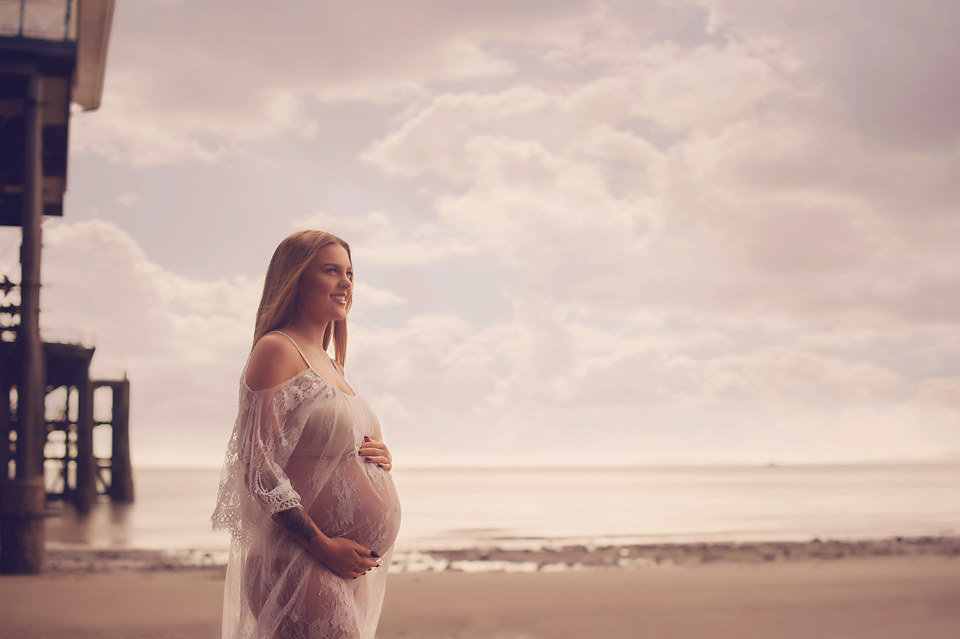 maternity-pregnancy-photo-shoot-penarth-pier-cardiff-lorna-knightingale-beaches