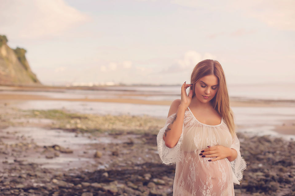 maternity-pregnant-photo-shoot-penarth-pier-bump-lorna-knightingale